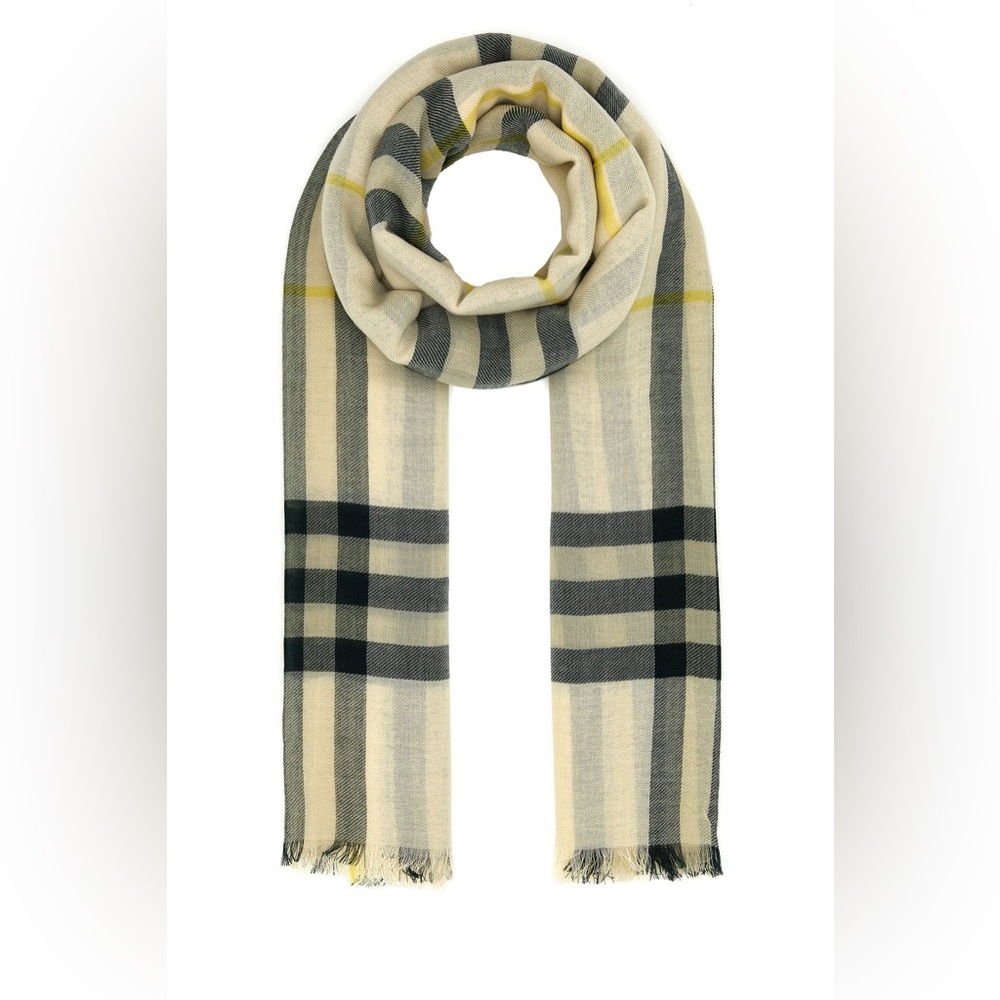 Burberry shwal blogger fav